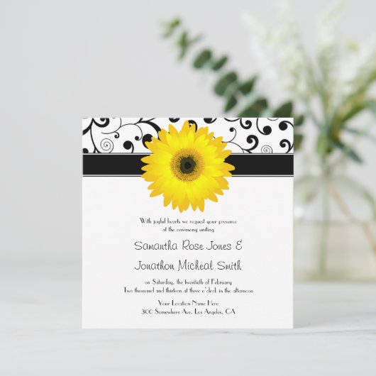 Yellow Gerbera Daisy Black Scroll Design Hochzeit Einladung (Stehend Vorderseite)
