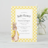Yellow Gingham Bunny Rabbit Baby Dusche Einladung (Stehend Vorderseite)