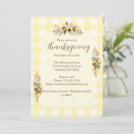 Yellow Gingham Fall Sonnenblumen Erntedank Einladung (Stehend Vorderseite)