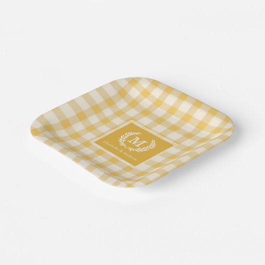 Yellow Gingham Monogram Wappen Custom Pappteller (Gewinkelt)