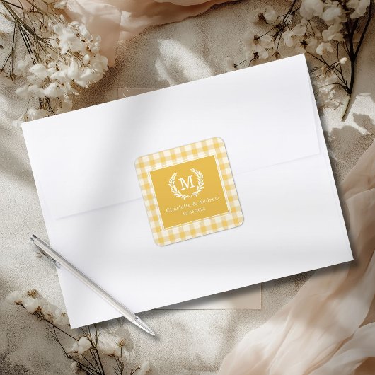 Yellow Gingham Monogram Wappen Custom Quadratischer Aufkleber