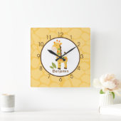 Yellow Giraffe Print Personalized Nursery Clock Quadratische Wanduhr (Zuhause)