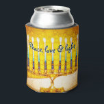 Yellow Gold Hanukkah Menorah Peace Liebe Light Bol Dosenkühler<br><div class="desc">"Frieden, Liebe und Licht." Ein Kalligrafieschrift-Zitat, das eine nahe Foto-Illustration einer hellen, farbenfrohen, gelben und goldenen künstlerischen Menorah überlagert, hilft Ihnen, den Urlaub von Hanukkah im Stil zu beginnen. Genießen Sie die Wärme und die Freude an der Urlaubssaison, wann immer Sie sich mit Ihrem Lieblingsgetränk entspannen. Dieses atemberaubende, farbenfrohe Hanukka...</div>