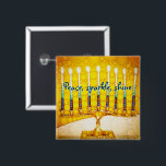 Yellow Gold Hanukkah Menorah Peace Sparkine Shine Button<br><div class="desc">"Frieden, funkeln, leuchten." Ein nahes Foto einer leuchtenden, farbenfrohen, gelben und goldenen künstlerischen Menorah hilft Ihnen, den Urlaub von Hanukka stilvoll zu gestalten. Genießen Sie die Wärme und Freude der Feriensaison, wenn Sie diese schicke, farbenfrohe Hanukkah-Taste tragen. Passende Karten, Porto, Aufkleber, Kissen, Haushaltswaren, Tasche und andere Produkte sind auch in...</div>