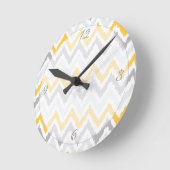 Yellow Gray Chevrons Ikat Pattern Runde Wanduhr (Winkel)