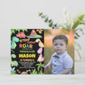 Yellow Green Dinosaurier Geburtstags-Foto Einladung (Stehend Vorderseite)