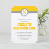Yellow Grey Monogram Wedite oder irgendeine Farbe Einladung (Stehend Vorderseite)