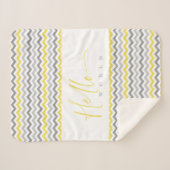 Yellow & Grey Zig Zag Stripes Hello World Quote Sherpadecke (Vorderseite (Horizontal))