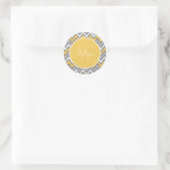 Yellow Grey Zigzag Ikat Pattern Monogram Runder Aufkleber (Tasche)