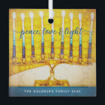 Yellow Hanukkah Menorah Peace Liebe Script Ornament Aus Glas<br><div class="desc">"Frieden, Liebe und Licht." Eine nah-up Digital-Foto-Illustration einer hellen, farbenfrohen, gelben und goldenen künstlerischen Menorah, mit Ihrem personalisierten Namen, hilft Ihnen, den Urlaub von Hanukkah im Stil. Genießen Sie die Wärme und Freude der Ferienzeit, wenn Sie diese atemberaubende, farbenfrohe Hanukkah-Dekoration aufhängen. Passende Karten, Aufkleber, Tasche und andere Produkte sind in...</div>
