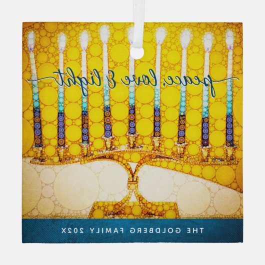 Yellow Hanukkah Menorah Peace Liebe Script Ornament Aus Glas (Rückseite)