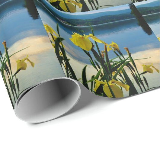 Yellow Iris am Lake Shore Geschenkpapier (Rolleneckpunkt)