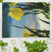 Yellow Iris am Lake Shore Geschirrtuch (Gefaltet)