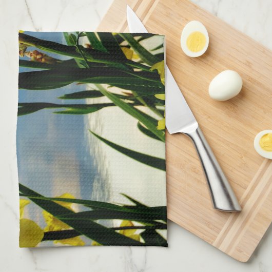 Yellow Iris am Lake Shore Geschirrtuch (Viertel Falte)