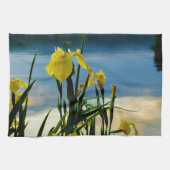 Yellow Iris am Lake Shore Geschirrtuch (Horizontal)