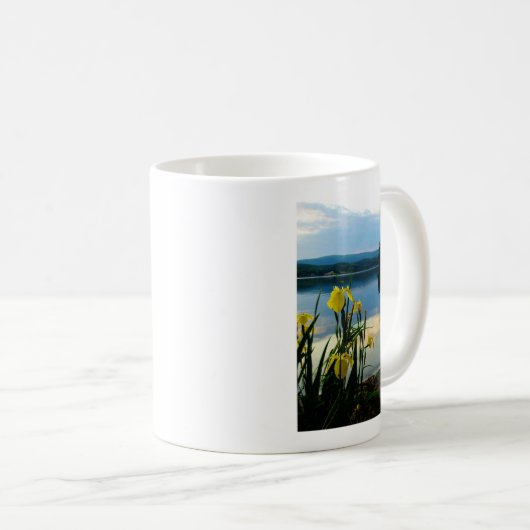 Yellow Iris am Lake Shore Kaffeetasse (VorderseiteRechts)
