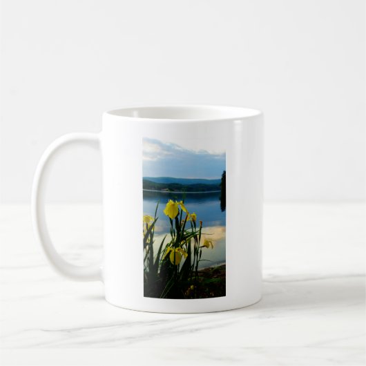 Yellow Iris am Lake Shore Kaffeetasse (Links)