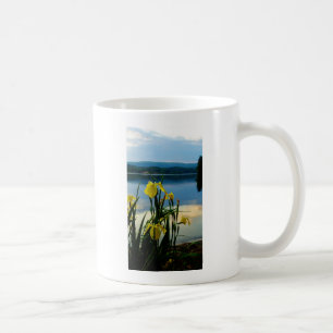 Yellow Iris am Lake Shore Kaffeetasse
