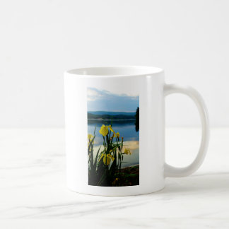 Yellow Iris am Lake Shore Kaffeetasse