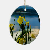 Yellow Iris am Lake Shore Keramik Ornament (Rechts)