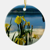Yellow Iris am Lake Shore Keramik Ornament (Vorne)