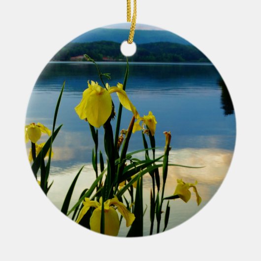 Yellow Iris am Lake Shore Keramik Ornament (Vorne)