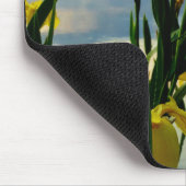 Yellow Iris am Lake Shore Mousepad (Ecke)