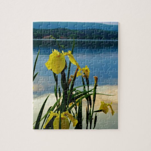 Yellow Iris am Lake Shore Puzzle (Vertikal)