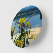 Yellow Iris am Lake Shore Runde Wanduhr (Winkel)