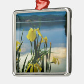 Yellow Iris am Lake Shore Silbernes Ornament (Links)