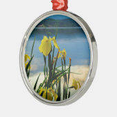 Yellow Iris am Lake Shore Silbernes Ornament (Links)