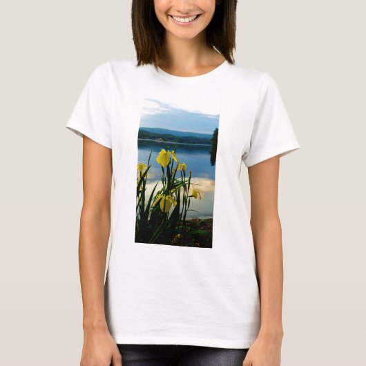 Yellow Iris am Lake Shore T-Shirt (Vorderseite)