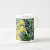 Yellow Iris Garden Bone China Tasse (Vorderseite Rechts)