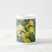 Yellow Iris Garden Bone China Tasse (Vorderseite)