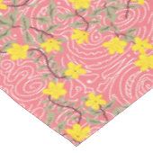 Yellow Jasmine Blume auf Korallenrosa Tischdecke (Schrägansicht)