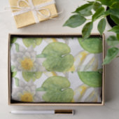 Yellow Koi Fish and White Water Lilies Pond Seidenpapier (Geschenk)