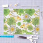 Yellow Koi Fish and White Water Lilies Pond Seidenpapier (Handwerk)