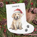 Yellow Labrador Personalisiert Dog Lover Christmas Großer Weihnachtsstrumpf<br><div class="desc">Wenn Sie ein gelbes Arbeitsbräuner-Retriever-Liebhaber sind, dann werden Sie in dieser Ferienzeit definitiv gewollt, sich unsere festliche Sammlung von Urlaubskarten und Geschenken anzusehen. Mit einem bezaubernden gelbe Labrador, der eine Weihnachtsmannmütze spielt, stellen unsere Karten sicher jedem, der sie empfängt, ein Lächeln ins Gesicht. Unsere Ornamente und Geschenke sind auch perfekt...</div>