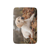 Yellow Labrador Puppy im Herbst Badematte (Vorderseite Vertikal)