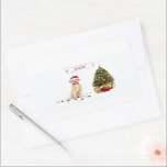 Yellow Labrador Retriever Funny Christmas Dog Rechteckiger Aufkleber<br><div class="desc">Dieser gelbe Labrador ist so süß,  wie er so hübsch mit einer Weihnachtsmannmütze und rote Bogen Krawatte sitzt! Der Weihnachtsbaum mit Geschenken unter ihm wartet auf den besonderen Urlaub! Wünschen Sie sich einen fröhlichen Urlaub mit diesem humorvollen Geschenk!</div>