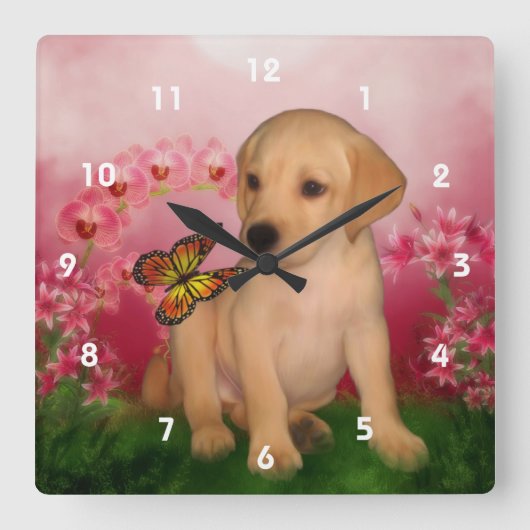 Yellow Labrador Retriever Puppy and Butterfly Quadratische Wanduhr (Vorderseite)