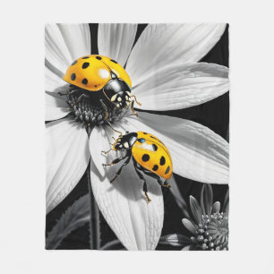 Yellow Ladybugs Käfer auf Schwarz-weißer Blume Fleecedecke