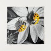 Yellow Ladybugs Käfer auf Schwarz-weißer Blume Wandteppich (Vorderseite (Horizontal))