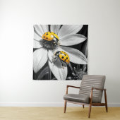 Yellow Ladybugs Käfer auf Schwarz-weißer Blume Wandteppich (Beispiel)