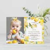 Yellow Lemon Fruit Citrus Erster Geburtstag Foto Einladung (Stehend Vorderseite)