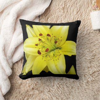 Yellow Lily Close-up Kissen