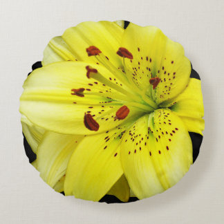 Yellow Lily Close-up Rundes Kissen