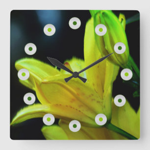 Yellow Lily with Wind Effect by Shirley Taylor Quadratische Wanduhr