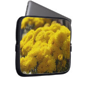Yellow marigolds bask in sunlight laptopschutzhülle (Vorne Rechts)