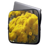 Yellow marigolds bask in sunlight laptopschutzhülle (Vorderseite Links)